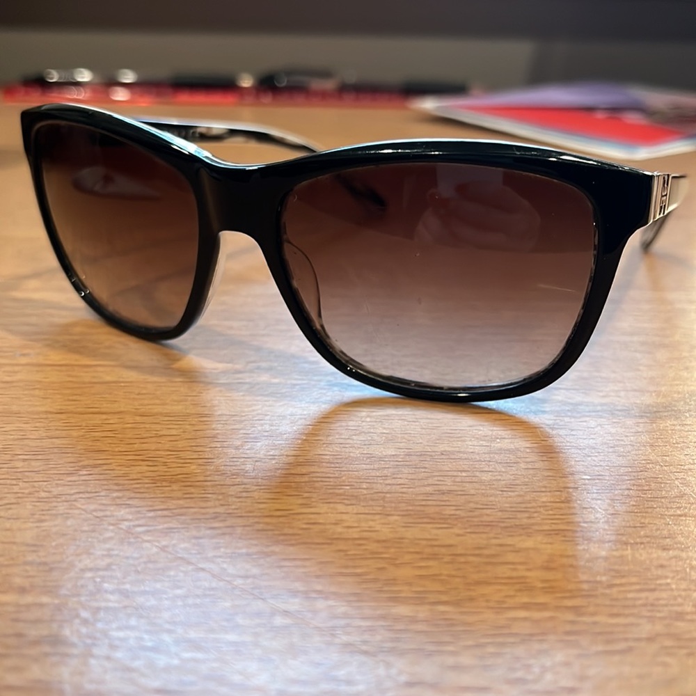 TORY BURCH Classic Sunglasses